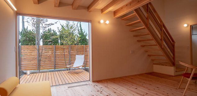 国府の家｜新潟県上越市の注文住宅｜ウッドデッキと杉板塀｜