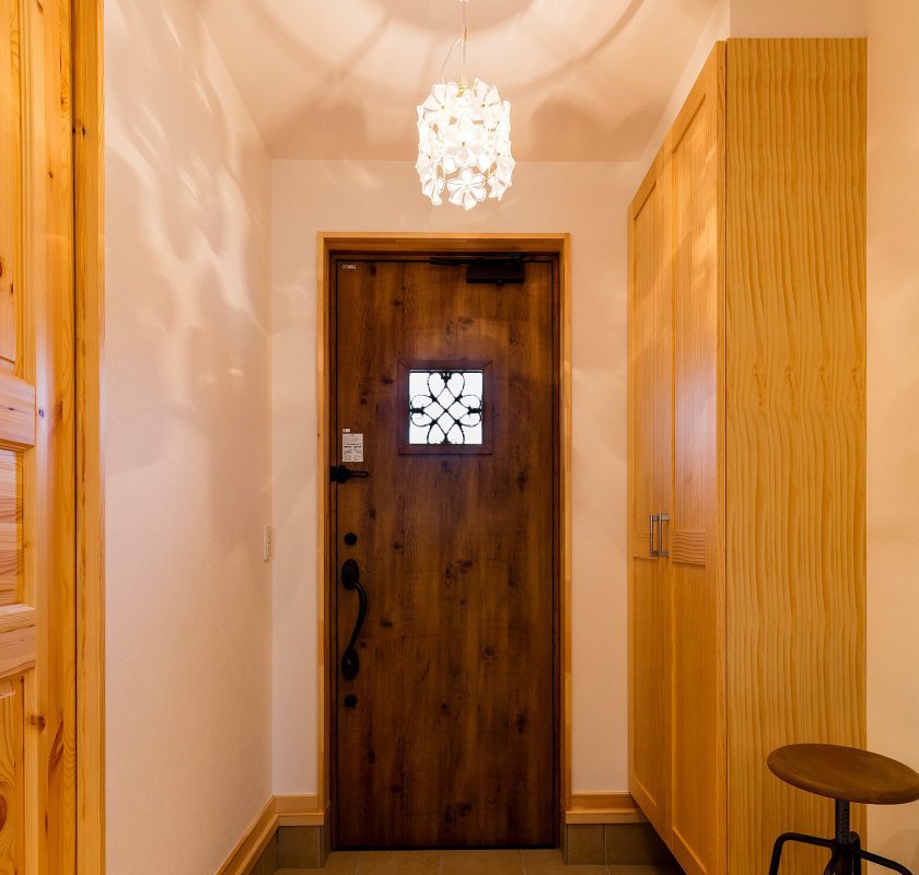 玄関の綺麗な照明がお出迎え