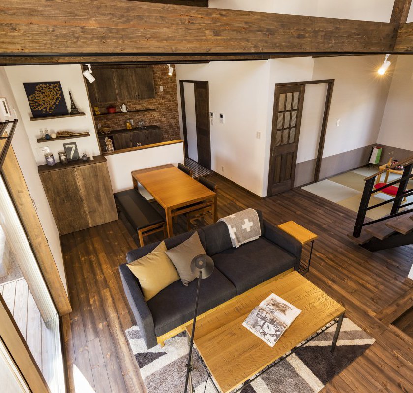 開放的なスキップフロアの1階リビング