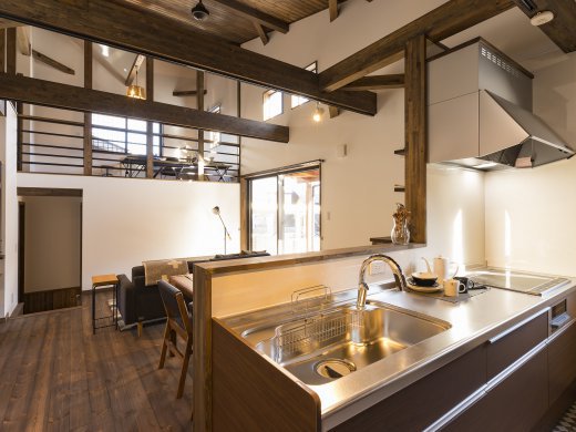 開放的なスキップフロアの1階リビング