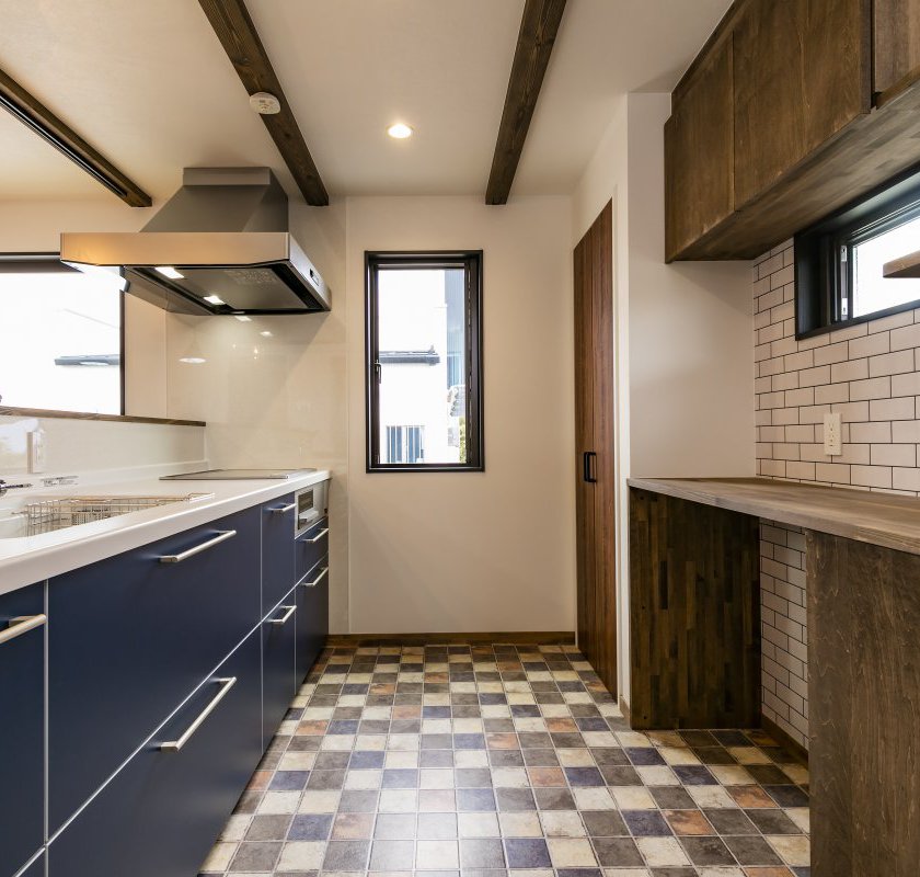 色味の統一された家族の共有スペース