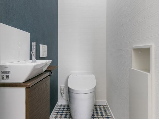 色味の統一された家族の共有スペース