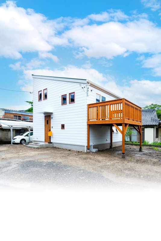 真っ白な外壁と木目調の窓枠で可愛さMAXな『WAVE』