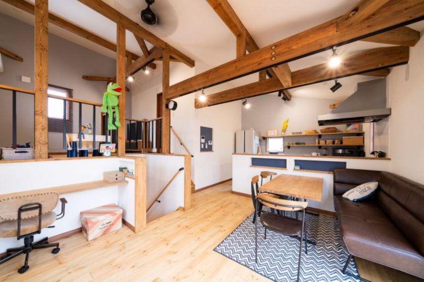 外観とのギャップを感じるLDK。そして、落ち着くトイレ！