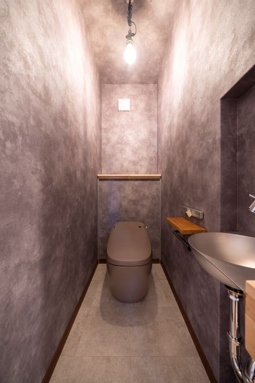 外観とのギャップを感じるLDK。そして、洞窟トイレ！