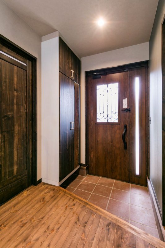 外観との色合いを統一した玄関とLDK.