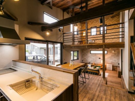 外観との色合いを統一した玄関とLDK.