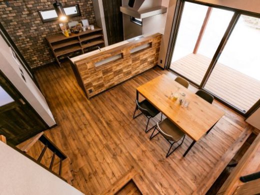 外観との色合いを統一した玄関とLDK.