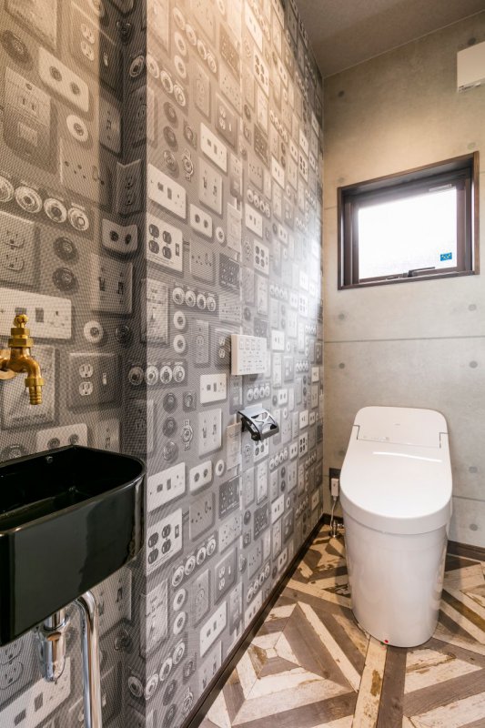 クロスでトイレがお洒落に！広々洗面室！<br />
