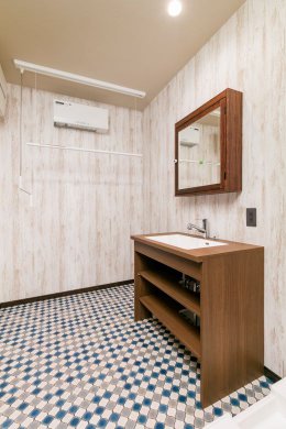 クロスでトイレがお洒落に！広々洗面室！<br />
