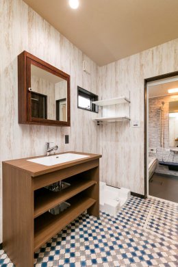 クロスでトイレがお洒落に！広々洗面室！<br />
