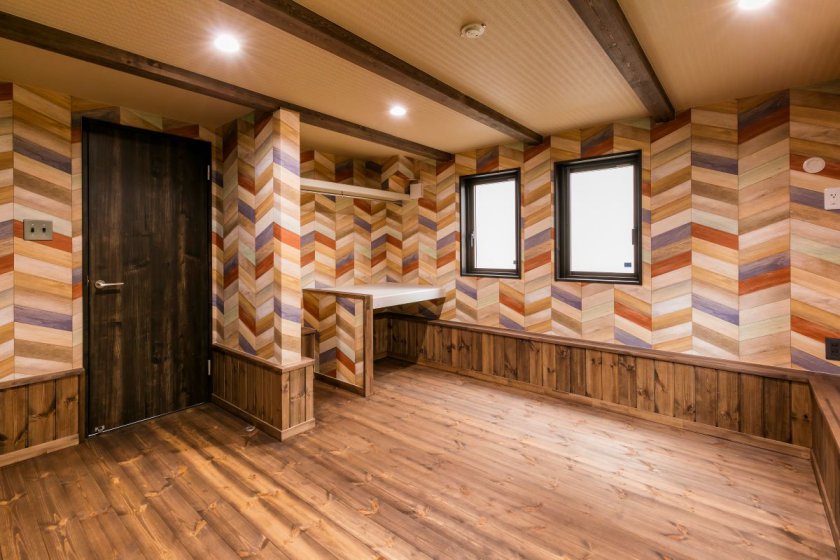 収納豊富なインサイドストッカーと洋室。