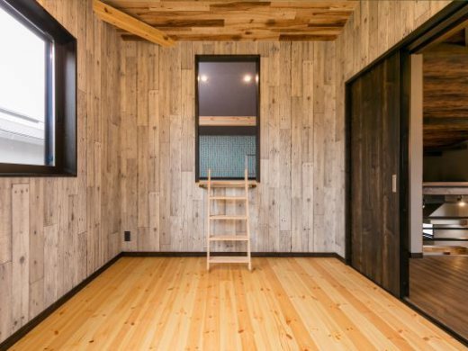 収納豊富なインサイドストッカーと洋室。