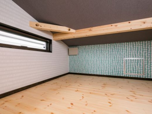 収納豊富なインサイドストッカーと洋室。