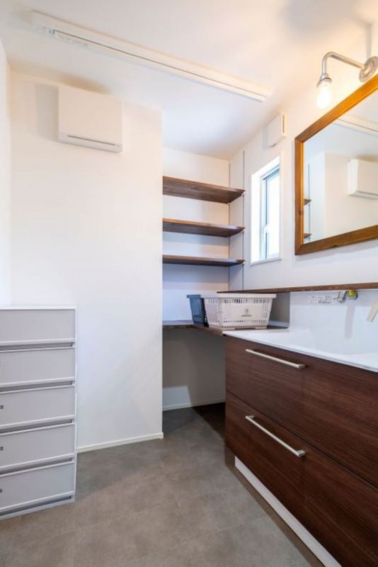 造作と組み合わせた洗面とシックで落ち着いたトイレ