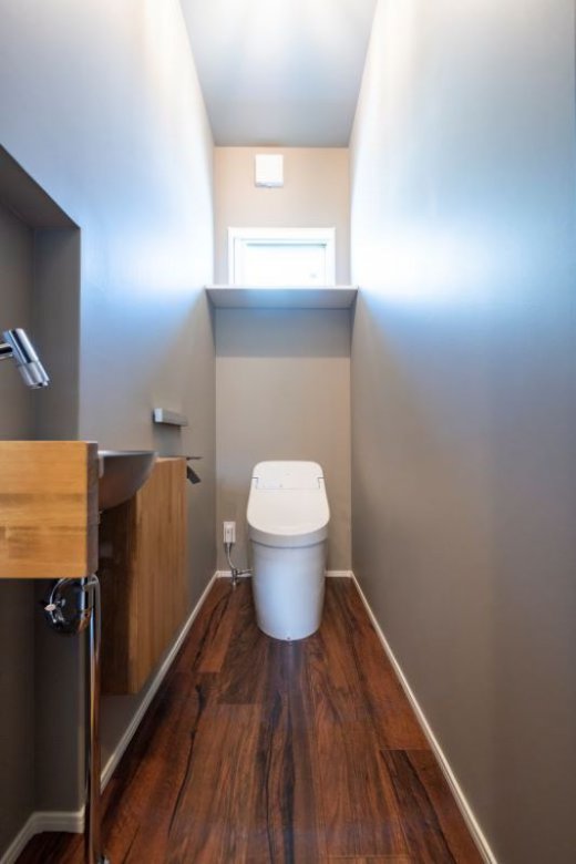 造作と組み合わせた洗面とシックで落ち着いたトイレ