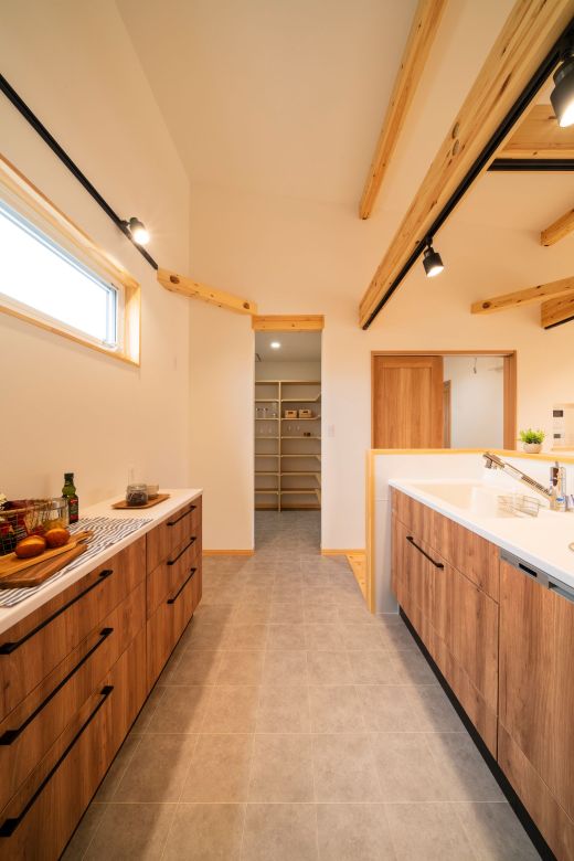 普段の料理も楽しくなる広々キッチン