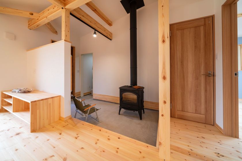 屋根から煙突が飛び出る暖炉