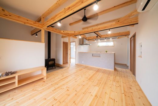 屋根から煙突が飛び出る暖炉