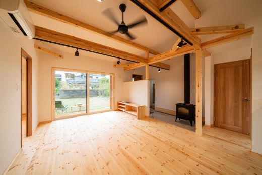 屋根から煙突が飛び出る暖炉