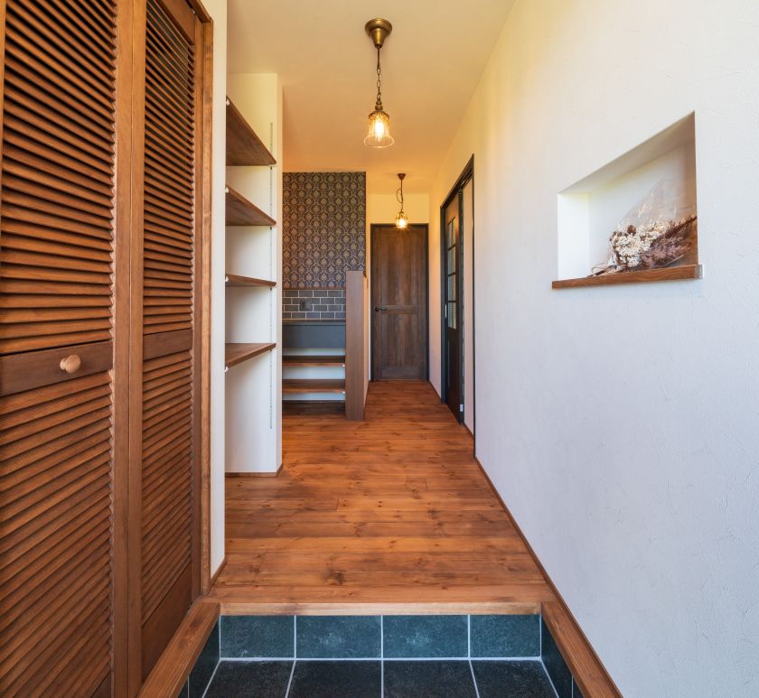 BinOらしさ全開！<br />
～木のルーバーがアクセントの玄関～