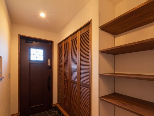 BinOらしさ全開！<br />
～木のルーバーがアクセントの玄関～