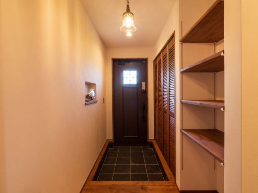 BinOらしさ全開！<br />
～木のルーバーがアクセントの玄関～