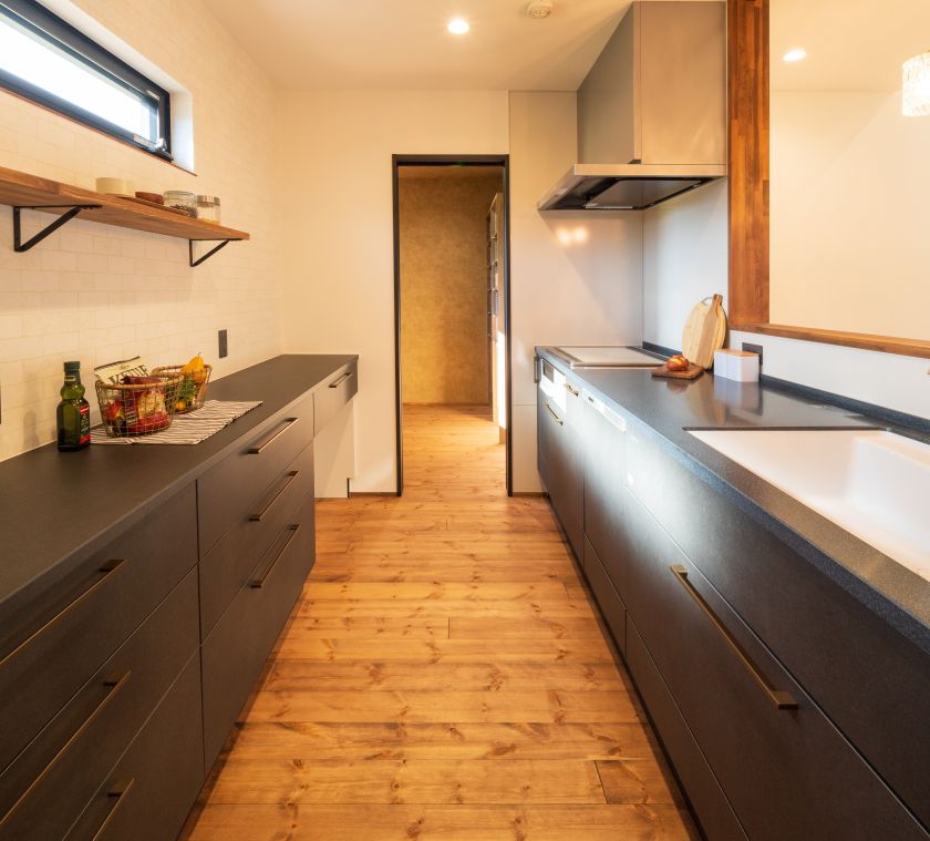 広々キッチンと開放感抜群のパントリー