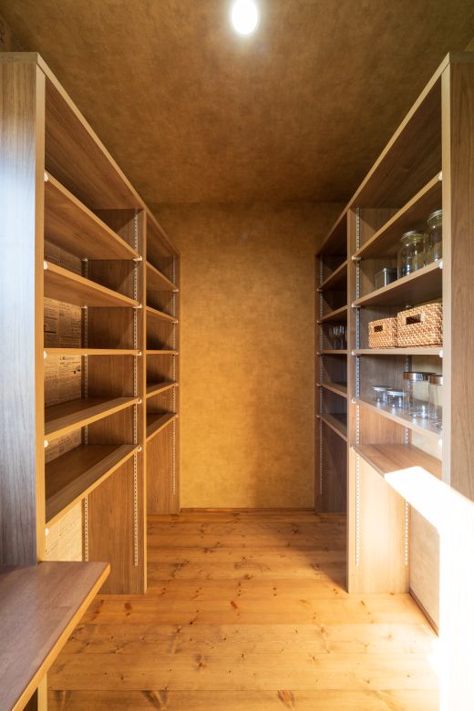 広々キッチンと開放感抜群のパントリー