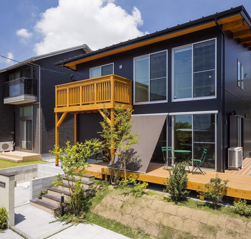 大きな窓がインパクトを与える『BOOOTS』