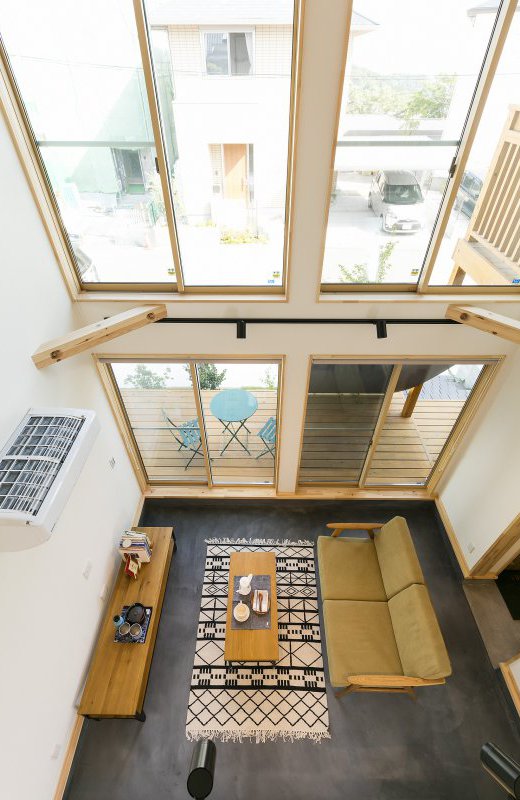 大きな窓がインパクトを与える『BOOOTS』