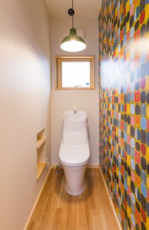 明るい楽しい浴室とトイレ