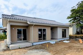 【安曇野市穂高】瓦屋根が美しい平屋の家！