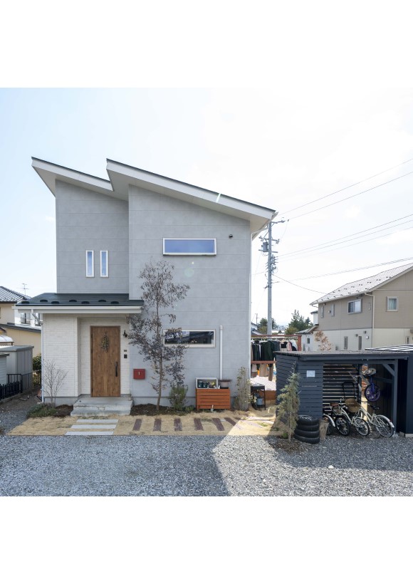 カフェ風のキッチンと広々リビングのあるお洒落で快適な住まい【安曇野市】