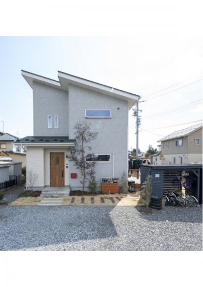 カフェ風のキッチンと広々リビングのあるお洒落で快適な住まい【安曇野市】