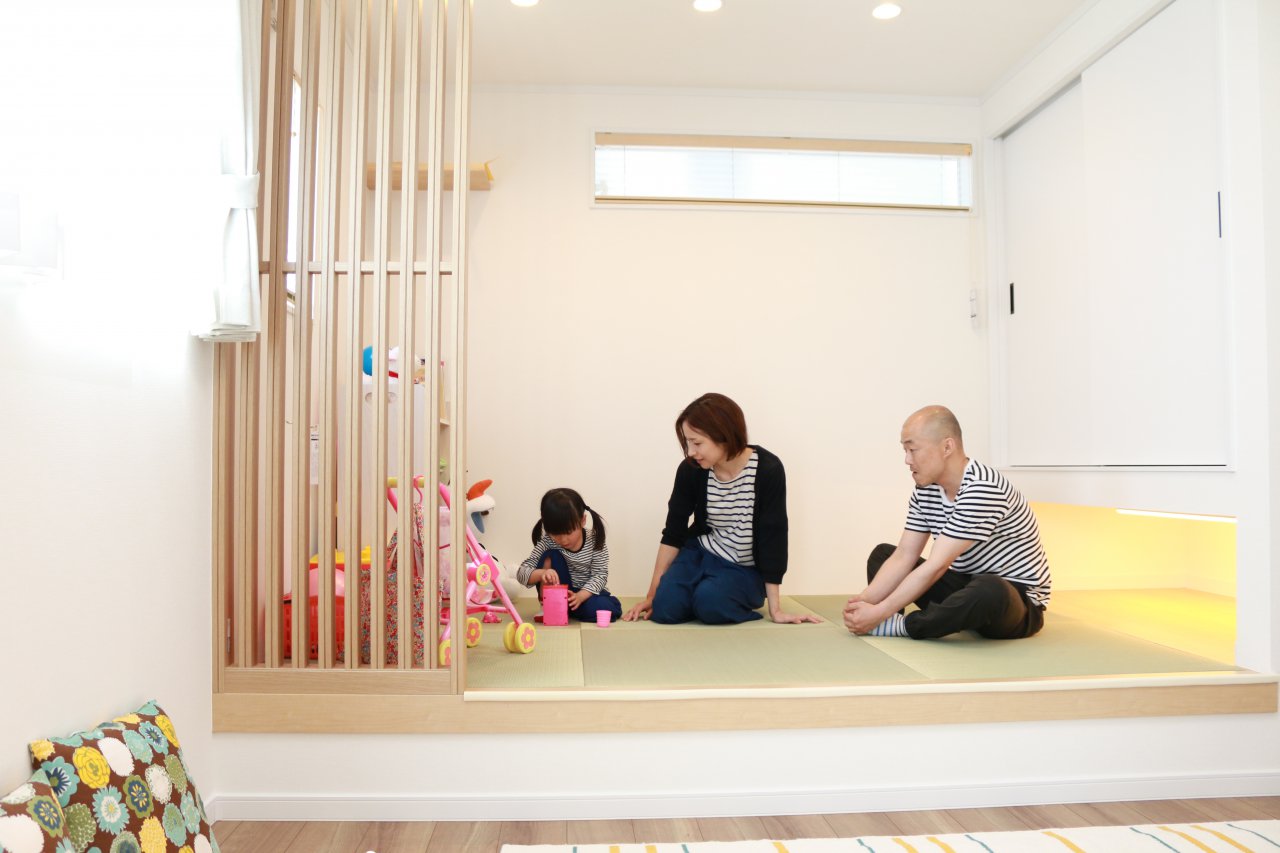 リビングに繋がる小上がり和室