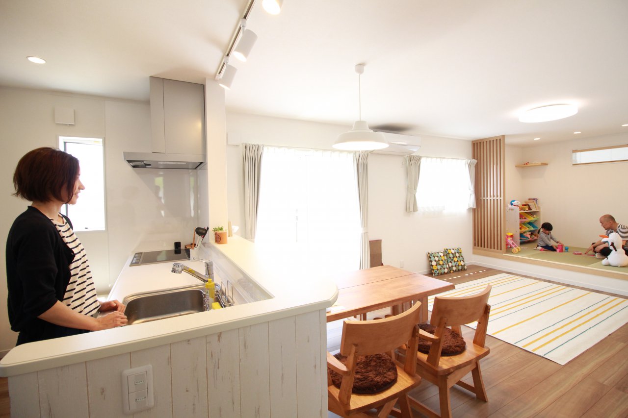 家族の顔がいつでも見える一直線で繋がるLDKと和室