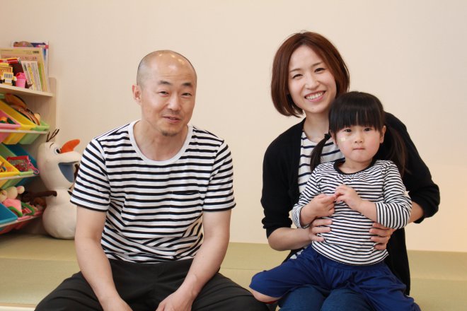 "始めは家づくりのことはわからず、他の住宅会社や展示場を少し見に行っているくらいで、その時、偶然あったか子育て応援住宅さんのチラシを目にしました。<br />
そのチラシをきっかけに実際にあったか子育て応援住宅に行ってみたら、間取りや提案が子供の目線を重視していて私たち子育て世代にピッタリでしたし、ローンについても安心して任せられそうだったからです。実際にモデルハウスを見に行っても、イメージ通りでとても良かったです。"