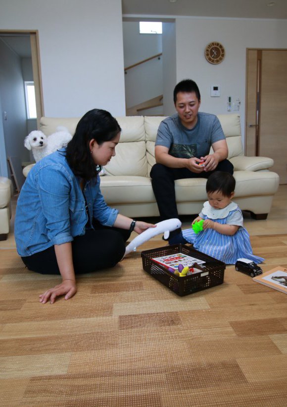 オープンキッチンから広々リビングを見渡せる小上がり和室のある住まい【安曇野市】