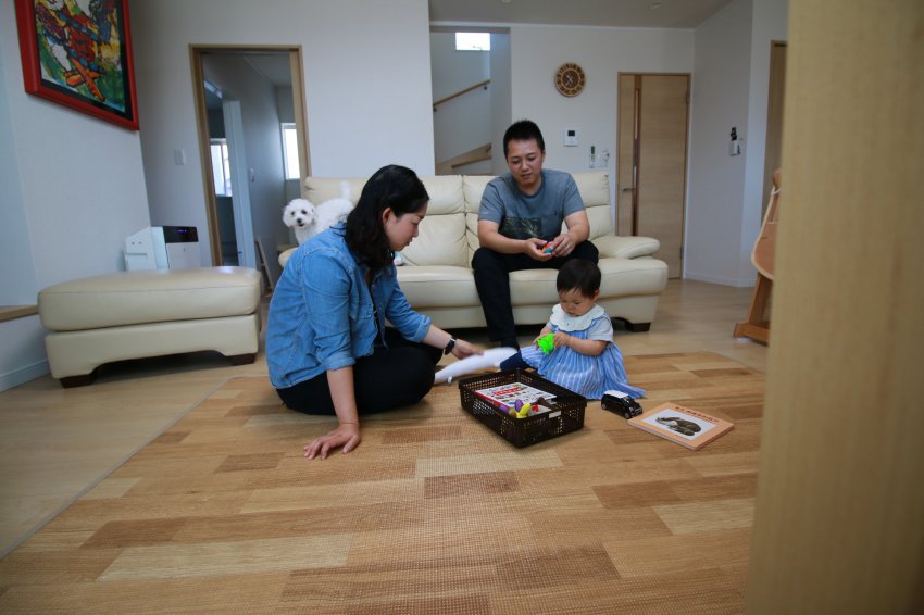 オープンキッチンから広々リビングを見渡せる小上がり和室のある住まい【安曇野市】