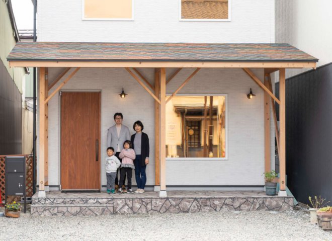 県内に4人家族でお住まいのH様。縦長の少し変わった形状の土地に2人の子育てにピッタリのマイホームが完成しました。<br />
「梁を上手く活用した空間の演出にはこだわりました。せっかくの注文住宅なので、以前から思い描いていた住まいを妥協せずにカタチにしました。実際に住んでみて、やっぱり快適性には驚きましたね。特に不満もなく、初めてのマイホームで不安もありましたがとても満足しています。子供たちも心なしか以前より元気いっぱいになりました。」とH様。
