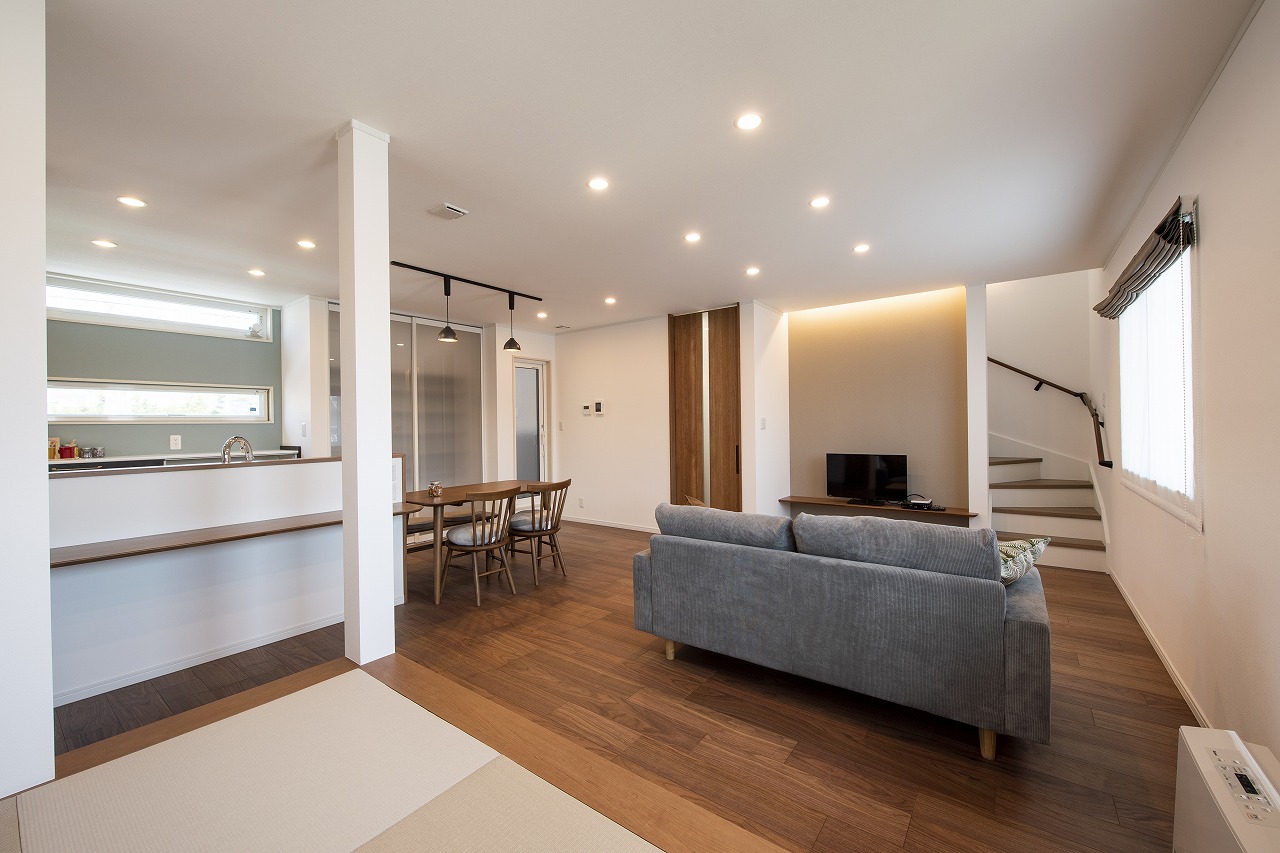 畳コーナーがある広々リビング