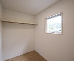 広々とした主寝室とウォークインクローゼット