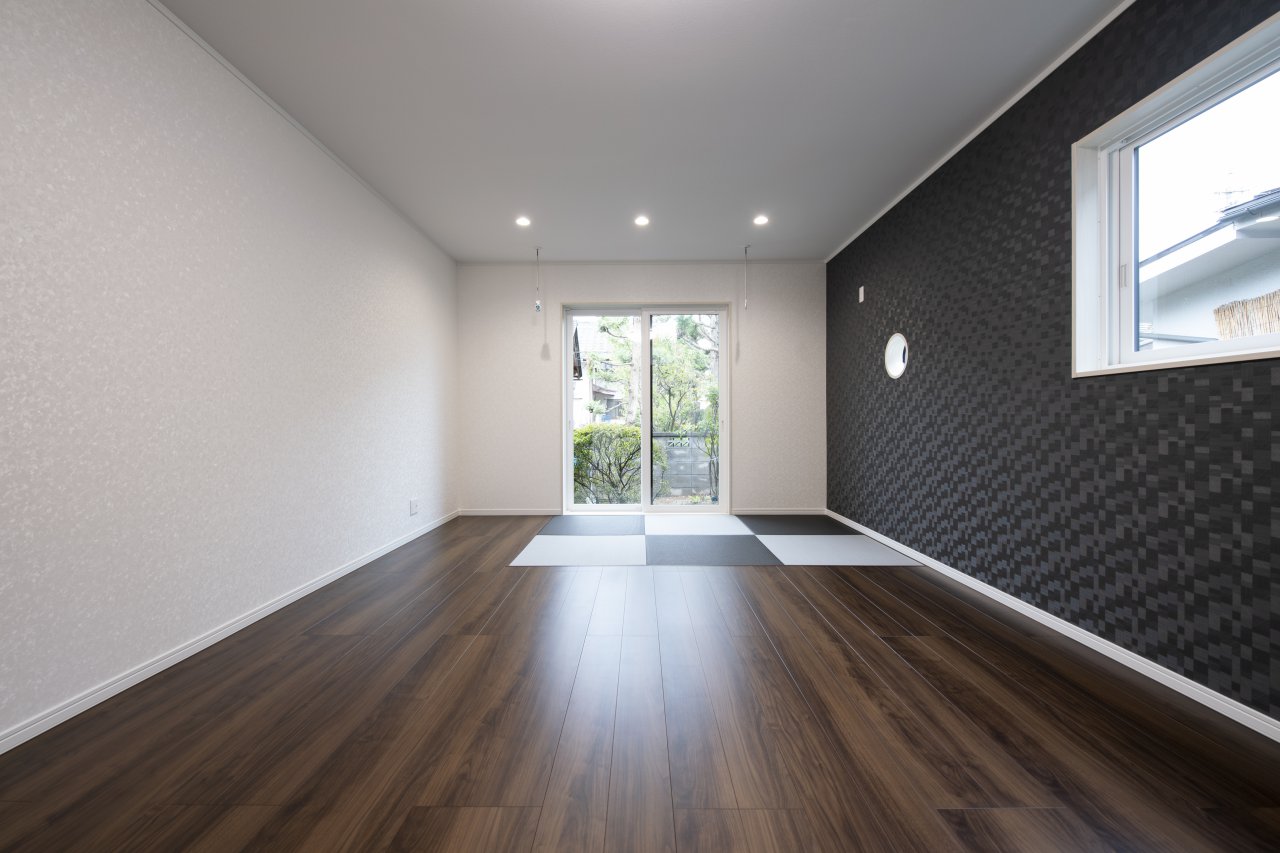 シックなウッド調フロアタイルを使った大人かっこいい平屋