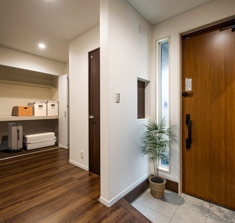 玄関横や寝室に大きな収納