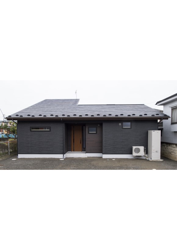 シックなウッド調フロアタイルを使った大人かっこいい平屋【松本市】