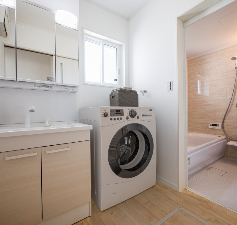 白とウッド調をベースとした明るいお家<br />
