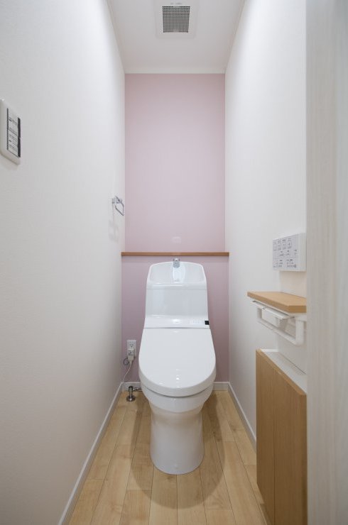 白とウッド調をベースとした明るいお家<br />
