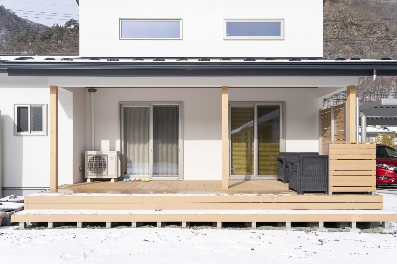 2ヵ所の掃き出しサッシから出入りができる広々デッキ