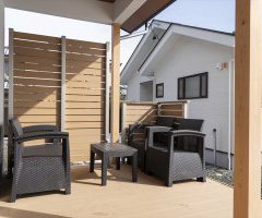 2ヵ所の掃き出しサッシから出入りができる広々デッキ